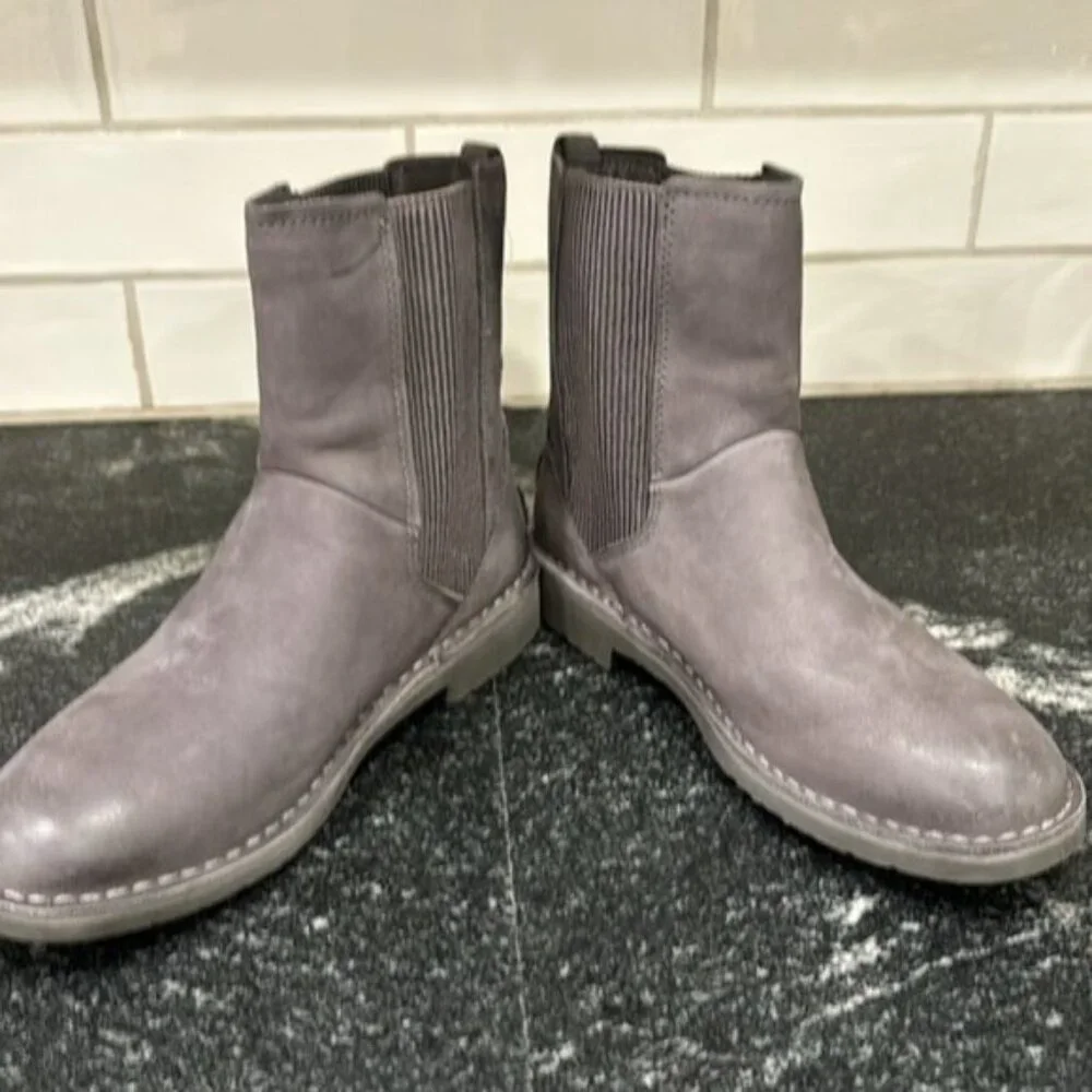 UGG Larra Charcoal Nubuck Leather Boots - Women's 7.5